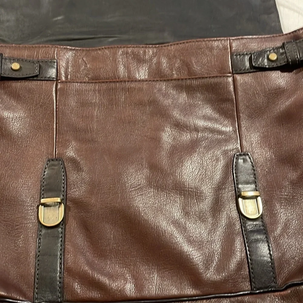 Fossil leather messenger bag in brown and black brass hardware. O